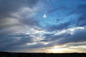 schöne luftaufnahme von wolken bei sonnenuntergang über der stadt luton in england großbritannien foto