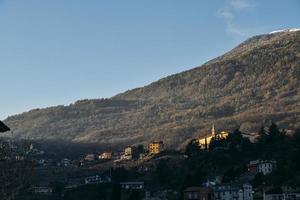 Weinberge oberhalb von Sondrio eine italienische Stadt und Gemeinde im Herzen der Weinregion Veltlin - 20.000 Einwohner foto