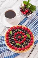 Torte mit Beeren und Pudding foto