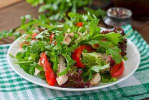 Diät-Salat mit Huhn, Rucola und süßem rotem Pfeffer foto