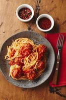 Spaghetti-Nudeln mit Fleischbällchen und Tomatensauce. köstliche hausgemachte Spaghetti-Fleischbällchen foto