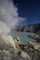 Schwefelmine im Krater des Vulkans Ijen, Ost-Java, Indonesien foto