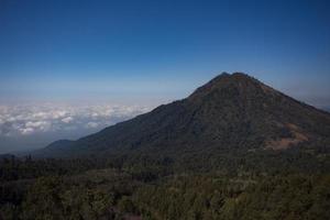 blick vom tropischen wald mit pfad zum vulkan kawah ijen, ost java, indonesa foto