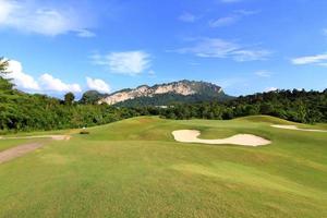 schöner Golfplatz. foto