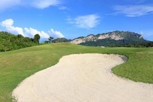 schöner Golfplatz. foto