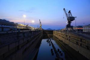 Kran in der Nähe eines überdachten Trockendocks auf der Werft foto