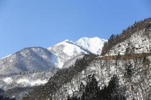 Schneebedeckter Berg in Takayama, Japan foto