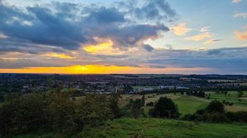 wunderschöne und schöne sonnenuntergangsszene in england, britische landschaft foto