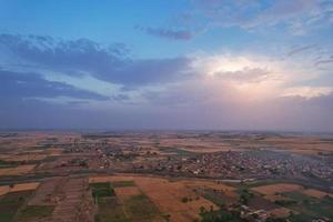 Hochwinkelige Luftaufnahme des Dorfes Kala Shah Kaku und des Industriegebiets von Punjab Pakistan foto