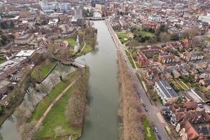 wunderschöne luftaufnahmen und hochwinkelansicht des britischen sees und der straßen mit wasservögeln foto