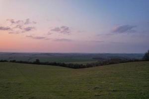 wunderschöne luftaufnahme der stadt luton in england uk bei sonnenuntergang, bunte wolken hochwinkelaufnahmen von drohne foto