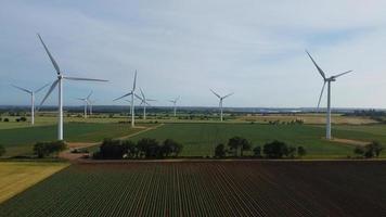 Luftaufnahmen aus der Vogelperspektive von grünen Energiequellen aus natürlichen Generatoren von Windkraftanlagen und Sonnenkollektoren in England, Großbritannien foto