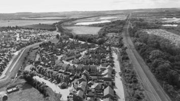 Klassische Schwarz-Weiß-Luftaufnahme aus dem hohen Winkel von Englands Landschaftsstadtbild foto