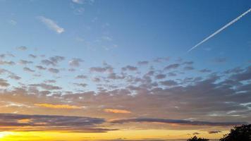 schöner und farbenfroher sonnenuntergang mit wolken am himmel foto