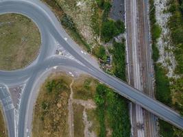 Luftaufnahme und Aufnahmen aus dem hohen Winkel des britischen Autobahnkreuzes der M1-Kreuzung 11a in der Stadt North Luton in England, Großbritannien. foto