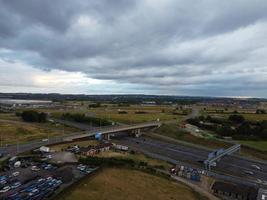 Luftaufnahme und Aufnahmen aus dem hohen Winkel des britischen Autobahnkreuzes der M1-Kreuzung 11a in der Stadt North Luton in England, Großbritannien. foto