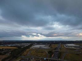 Hochwinkelige Luftaufnahme der britischen Autobahnen und Bahngleise im Norden von London Luton England Großbritannien foto