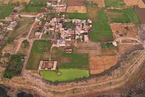 Hochwinkelige Luftaufnahme des Dorfes Kala Shah Kaku und des Industriegebiets von Punjab Pakistan foto