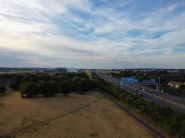 Luftaufnahmen und Blick aus der Vogelperspektive auf die britische Landschaft und das Naturschutzgebiet in der Stadt Luton in England, Großbritannien foto