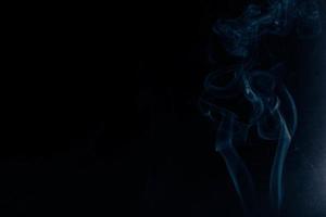 weißer Rauch auf einem schwarzen Hintergrund foto