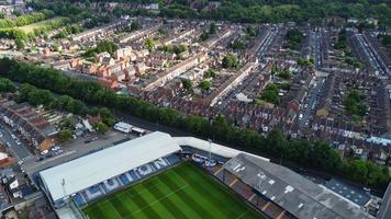 Eine Luftaufnahme aus dem hohen Winkel des Luton-Fußballstadions und der Bury-Park-Wohnhäuser in der Stadt Luton in England, Großbritannien foto