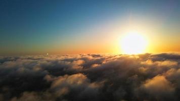 dramatischer himmel und sich bewegende wolken über der stadt luton in england. britische Stadt foto