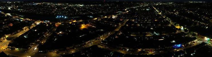 schöne hochwinkelansicht der stadt luton in england bei nacht, aufnahmen der drohne nach sonnenuntergang foto