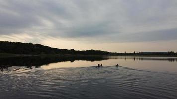 Luft- und Hochwinkelbild Süße Wasservögel schwimmen am schönen frühen Morgen bei Sonnenaufgang im stewartby-See von England foto