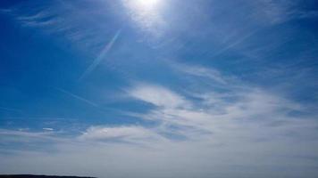 Schöner blauer Himmel und wenige Wolken über der Stadt Luton in England an heißen Sommertagen foto