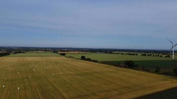 Luftaufnahmen aus der Vogelperspektive von grünen Energiequellen aus natürlichen Generatoren von Windkraftanlagen und Sonnenkollektoren in England, Großbritannien foto