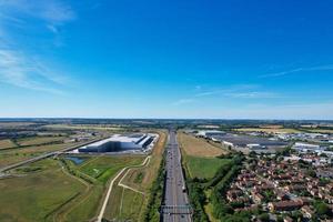 Hochwinkelige Luftaufnahme der britischen Straßen und des Verkehrs, die durch die Landschaft von England, Großbritannien, führen foto