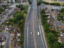 Hochwinkelige Luftaufnahme britischer Straßen und Hochgeschwindigkeitsautobahnen in Luton City of England UK foto
