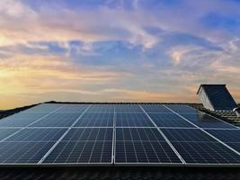 Sonnenkollektoren produzieren saubere Energie auf dem Dach eines Wohnhauses foto