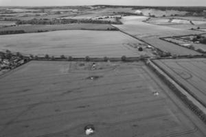 Klassische Schwarz-Weiß-Luftaufnahme aus dem hohen Winkel von Englands Landschaftsstadtbild foto