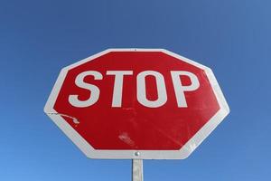 Stop-Schild vor einem strahlend blauen Himmel. foto