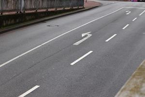 verschiedene Schilder und Markierungen auf dem Asphalt von Straßen und Straßen. foto