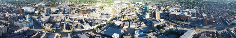 Drohnenansicht des hohen Winkels des Stadtzentrums von Luton und des Bahnhofs, Luton, England. luton ist eine Stadt und ein Bezirk mit dem Status einer einheitlichen Behörde in der zeremoniellen Grafschaft Bedfordshire foto
