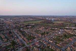 wunderschöne luftaufnahme der stadt luton in england uk bei sonnenuntergang, bunte wolken hochwinkelaufnahmen von drohne foto