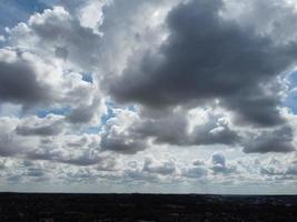 Schönster Himmel mit dicken Wolken über der britischen Stadt an einem heißen sonnigen Tag foto