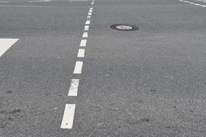 verschiedene Schilder und Markierungen auf dem Asphalt von Straßen und Straßen. foto