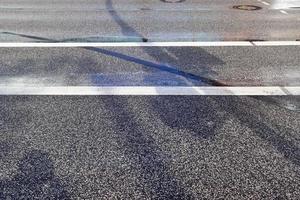 verschiedene Schilder und Markierungen auf dem Asphalt von Straßen und Straßen. foto