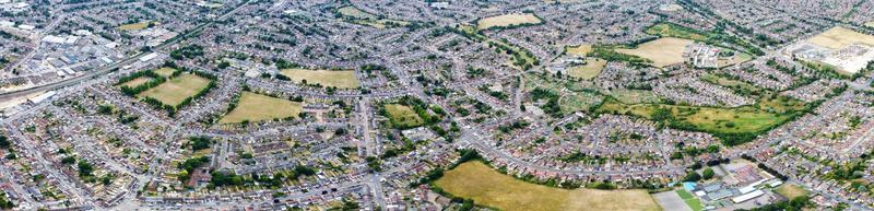 Hochwinkel-Panoramaaufnahmen Häuser und Gebäude in London Luton Town und Luftaufnahme des Bahnhofs von Leagrave foto