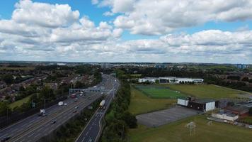 eine luftaufnahme und hochwinkelansicht des spielplatzes einer high school of boys in der stadt luton in england, britische autobahnen und autobahnen foto