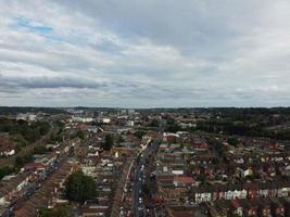 eine luftaufnahme und hochwinkelansicht der stadt luton in england über einem wohngebiet begraben park der asiatischen pakistanischen und kaschmirischen volksgemeinschaft. foto