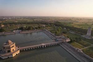 Hochwinkelige Luftaufnahme des historischen Mughals Hiran Minar und des Dorfes Sheikhupura Pakistan foto