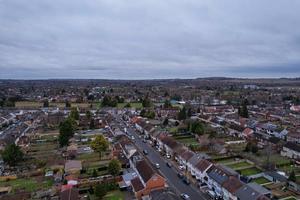 Luftaufnahme der Stadt Luton in England und Eisenbahnschienen, Wohnsiedlung foto