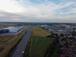 Luftaufnahmen und Blick aus der Vogelperspektive auf die britische Landschaft und das Naturschutzgebiet in der Stadt Luton in England, Großbritannien foto