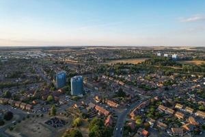 schöne luftaufnahme von north luton city of england bei sonnenuntergang foto