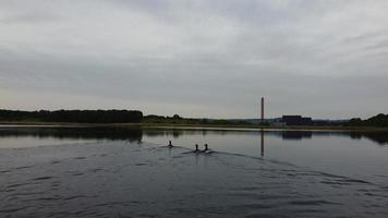 Luft- und Hochwinkelbild Süße Wasservögel schwimmen am schönen frühen Morgen bei Sonnenaufgang im stewartby-See von England foto