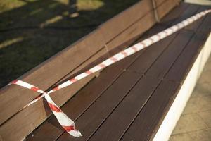 bemalte Werkstatt im Park. rotes Band auf Holzbank. foto